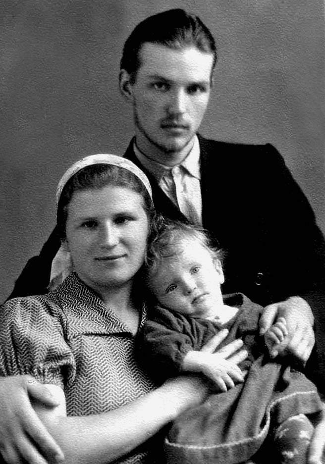 Молодая семья Адельгейм, первенец &mdash; Машенька, 1960 год.