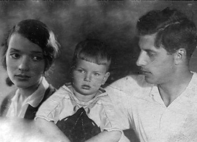 Павлик Адельгейм с родителями, 1940 год.jpg