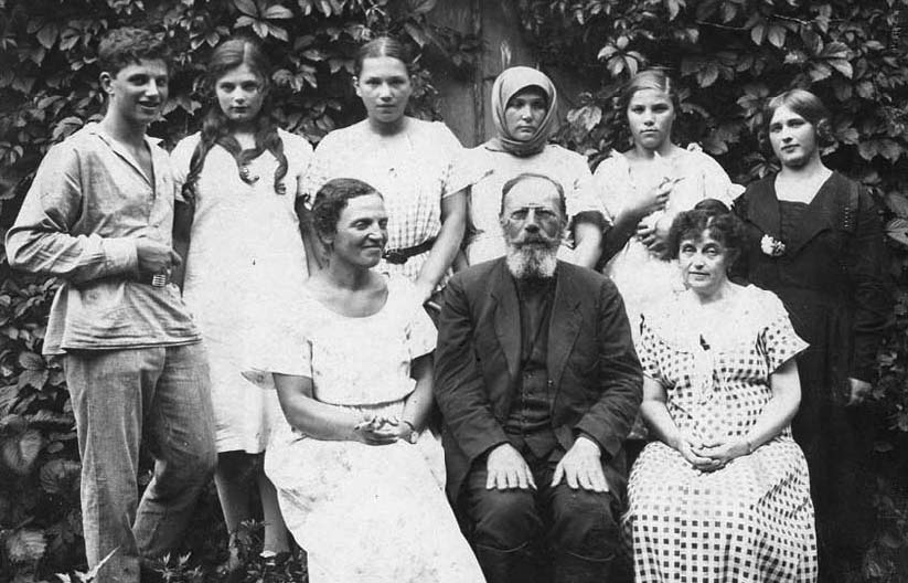 В центре &mdash; Павел Бернардович Адельгейм, слева &mdash; его сын Анатолий, 1926 год